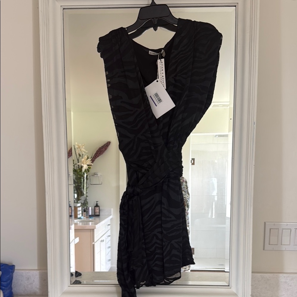 Alice + Olivia Black Patterned Long Sleeve Dress - Picture 3 of 8
